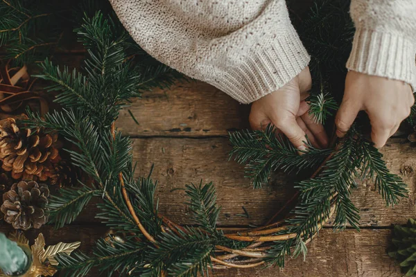 Weihnachtskranz Basteln Frauenhände Halten Tannenzweige Und Machen Kranz Auf Rustikalem — Stockfoto