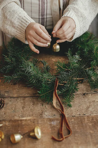 Fazendo Grinalda Rústica Natal Mãos Mulher Segurando Sinos Dourados Decorando — Fotografia de Stock