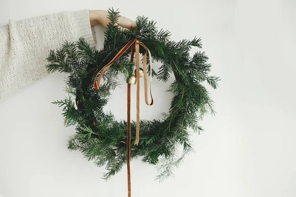 Mujer Mano Celebración Elegante Corona Navidad Con Cinta Terciopelo Campanas — Foto de Stock