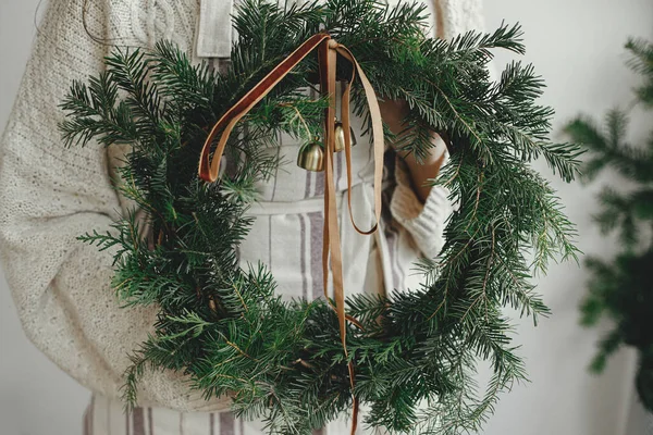 Frau Mit Stilvollem Adventskranz Mit Schleife Und Glocken Festlichen Raum — Stockfoto