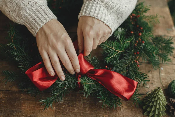 크리스마스 트리를 장식하고 손에는 소나무 원추형 양초가 리본이 놓여져 크리스마스 — 스톡 사진