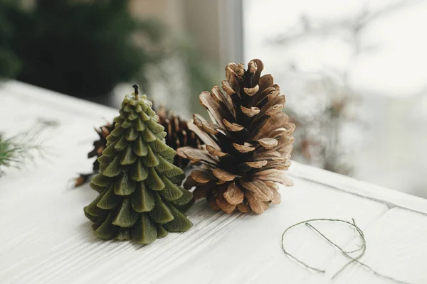 Feliz Natal Boas Festas Vela Árvore Natal Elegante Cone Pinho — Fotografia de Stock