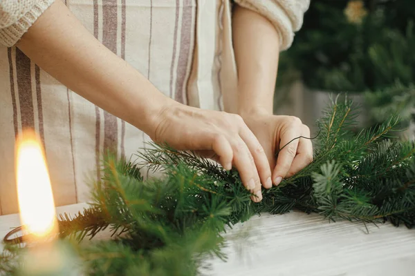 여자들은 전나무 가지를 손으로 현대의 크리스마스를 솔방울로 올리고 샵에서 화환을 — 스톡 사진
