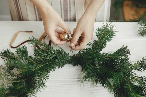 Fazendo Grinalda Moderna Natal Mulher Mãos Decoração Grinalda Com Sinos — Fotografia de Stock