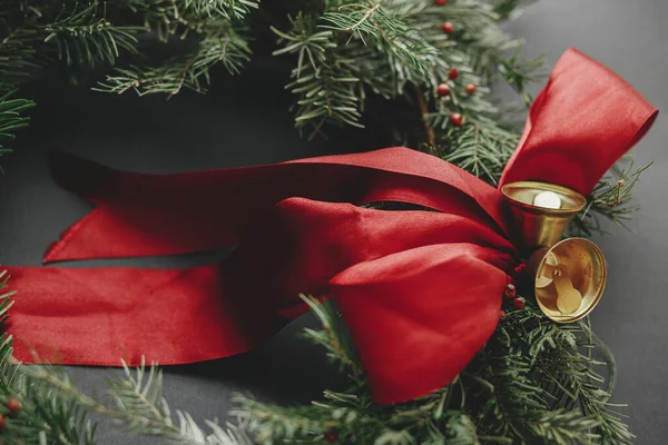 Stilvoller Adventskranz Mit Roter Schleife Und Goldenen Glöckchen Auf Dunklem — Stockfoto