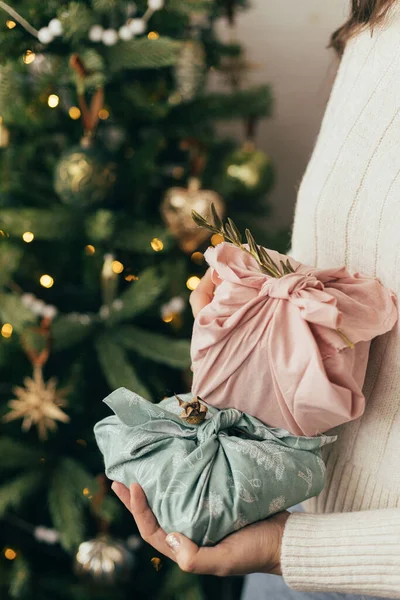 Cero Desperdicio Navidad Mujer Jersey Punto Sosteniendo Regalos Envueltos Tela —  Fotos de Stock