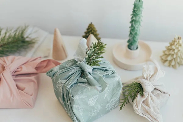 Zero Conceito Natal Desperdício Presentes Embrulhados Elegantes Tecido Linho Mesa — Fotografia de Stock