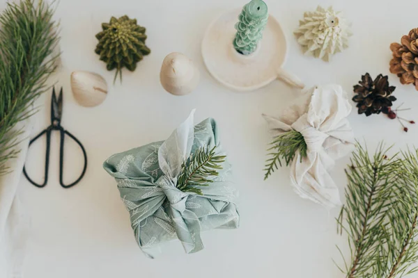 Nada Desperdício Natal Presentes Embrulhados Elegantes Tecido Linho Mesa Rústica — Fotografia de Stock