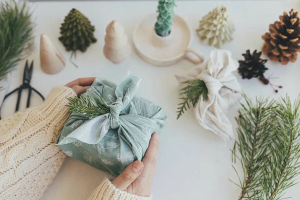 Нуль Марнуй Різдво Руки Тримають Подарунковий Ящик Загорнуті Зелену Тканину — стокове фото