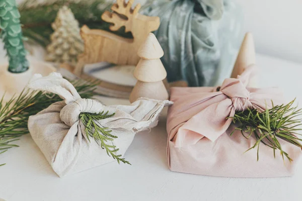 Nada Desperdício Natal Presentes Embrulhados Elegantes Tecido Linho Mesa Rústica — Fotografia de Stock