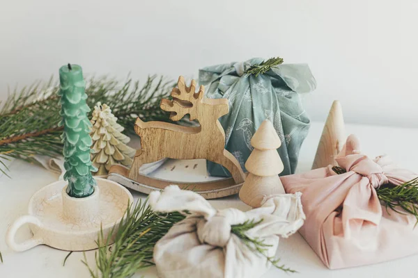 Feliz Natal Presentes Embrulhados Elegantes Tecido Linho Mesa Rústica Branca — Fotografia de Stock