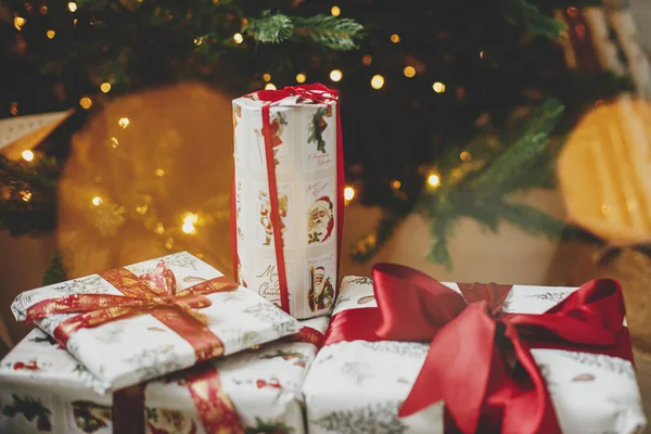 Stilvolle Weihnachtsgeschenke Weihnachtsbaum Mit Goldenen Lichtern Bokeh Eingewickelte Weihnachtsgeschenke Mit — Stockfoto