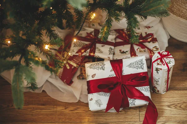 Stylové Vánoční Dárky Pod Vánoční Stromeček Zlatými Světly Bokeh Zabalené — Stock fotografie