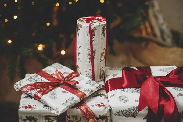 Boldog Karácsonyt Kellemes Ünnepeket Stílusos Karácsonyi Ajándékok Karácsonyfán Fényekkel Csomagolt — Stock Fotó