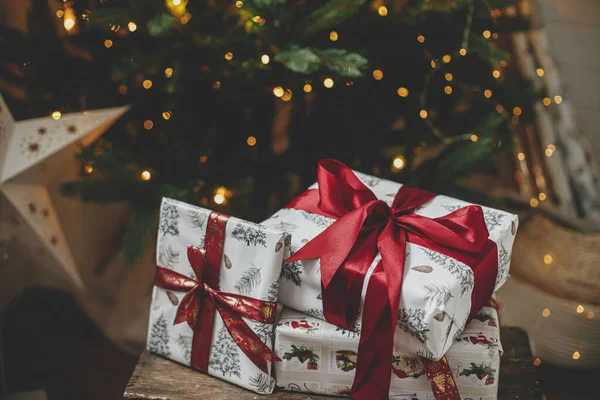 Frohe Weihnachten Und Frohe Feiertage Stilvolle Weihnachtsgeschenke Weihnachtsbaum Mit Lichtern — Stockfoto
