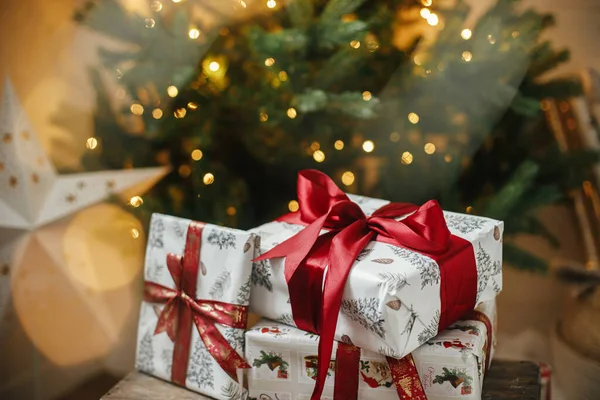 Stílusos Karácsonyi Ajándékok Karácsonyfán Arany Fényekkel Bokeh Csomagolt Karácsonyi Ajándékok — Stock Fotó