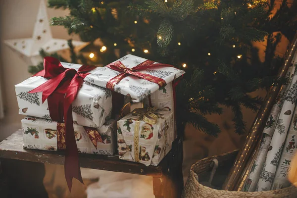 Boldog Karácsonyt Kellemes Ünnepeket Stílusos Karácsonyi Ajándékok Karácsonyfán Fényekkel Csomagolt — Stock Fotó