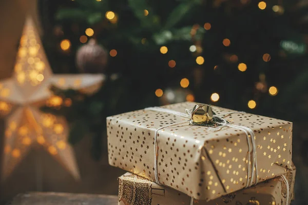 Stilvolle Weihnachtsgeschenke Weihnachtsbaum Mit Lichtern Frohe Weihnachten Eingewickelte Weihnachtsgeschenke Mit — Stockfoto