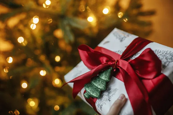 Frohe Weihnachten Und Frohe Feiertage Stilvolles Weihnachtsgeschenk Weihnachtsbaum Mit Goldenen — Stockfoto