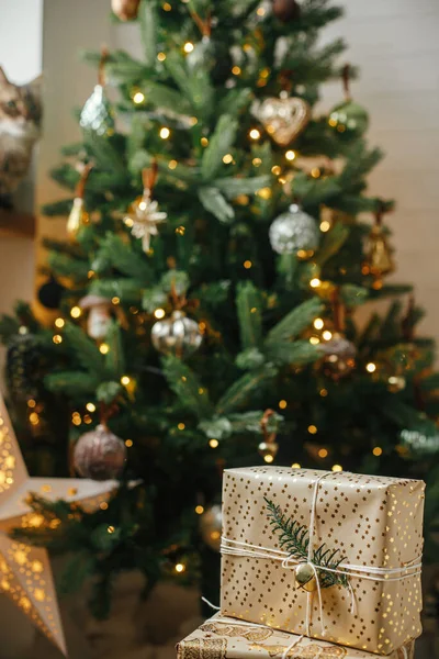 Elegantes Regalos Navidad Árbol Navidad Con Luces Feliz Navidad Envuelto — Foto de Stock