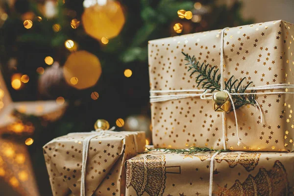 Stílusos Karácsonyi Ajándékok Karácsonyfán Arany Fényekkel Bokeh Boldog Karácsonyt Csomagolt — Stock Fotó