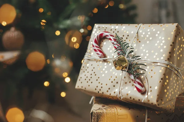 Frohe Weihnachten Stilvolle Weihnachtsgeschenke Weihnachtsbaum Mit Goldenen Lichtern Bokeh Eingewickelte — Stockfoto