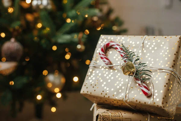 Stilvolle Weihnachtsgeschenke Weihnachtsbaum Mit Goldenen Lichtern Eingewickelte Weihnachtsgeschenke Mit Zuckerrohr — Stockfoto