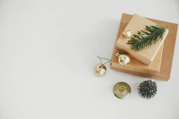 Κομψό Οικολογικά Κουτιά Δώρο Χριστουγέννων Λευκό Τραπέζι Επίπεδη Θέσει Απλή — Φωτογραφία Αρχείου