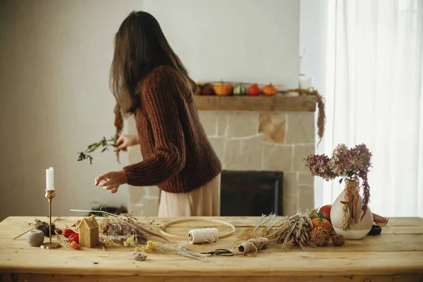 Making Autumn Wreath Rustic Table Fireplace Stylish Woman Arranging Dried — Stock Photo, Image