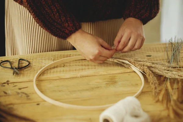 Faire Une Couronne Automne Élégante Sur Une Table Rustique Les — Photo