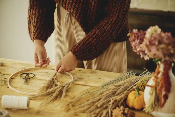 Tangan Mengatur Rumput Kering Atas Ring Atas Meja Kayu Dengan — Stok Foto