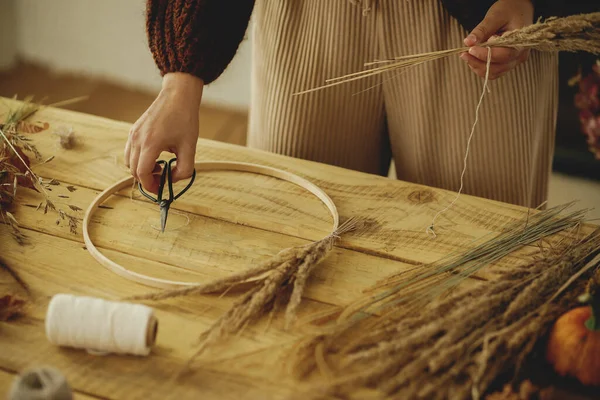 Fazendo Grinalda Outono Elegante Mesa Rústica Mãos Arranjando Grama Seca — Fotografia de Stock