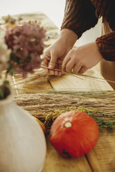 Fazendo Grinalda Outono Elegante Mesa Rústica Mãos Arranjando Grama Seca — Fotografia de Stock