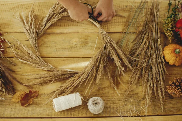 Making Stylish Autumn Wreath Rustic Table Hands Arranging Dried Grass — Stock Photo, Image