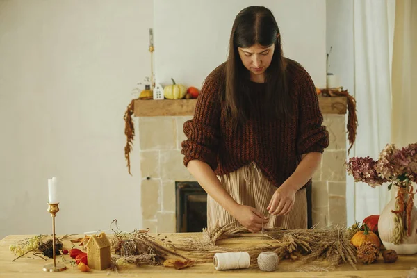 Making Autumn Wreath Rustic Table Fireplace Stylish Woman Arranging Dried — Stock Photo, Image