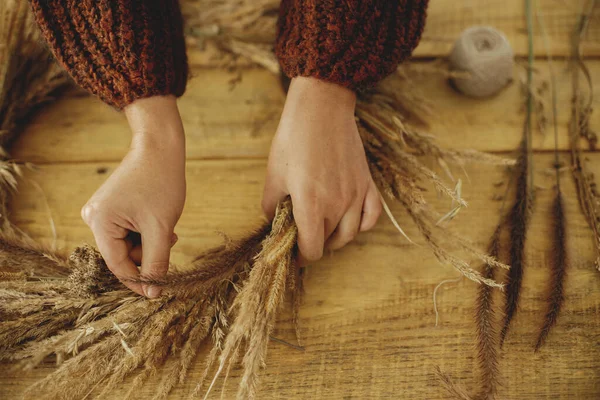 Kırsal Masada Şık Bir Sonbahar Çelengi Yapmak Kadın Elleri Ahşap — Stok fotoğraf