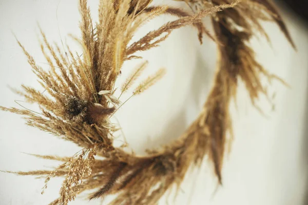 Couronne Automne Élégante Accrochée Mur Blanc Gros Plan Herbe Séchée — Photo