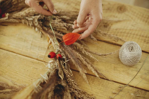Vyrábí Stylový Podzimní Věnec Rustikálním Stole Ženské Ruce Aranžování Lesních — Stock fotografie
