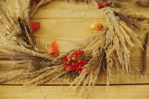 Rustic Autumn Wreath Dried Grass Berries Herbs Wooden Table Making — Stock Photo, Image