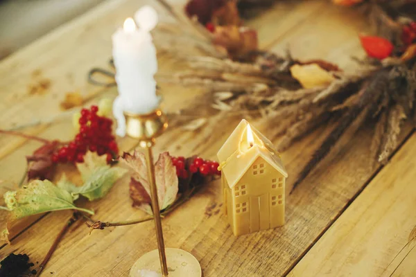 Stilvolle Kerzen Auf Dem Hintergrund Herbstkranz Mit Getrocknetem Gras Beeren — Stockfoto