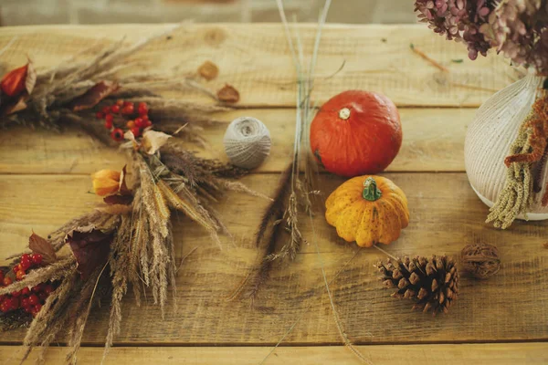 Stilvoller Herbstkranz Auf Rustikalem Tisch Herbst Dekoration Und Anordnung Bauernhaus — Stockfoto