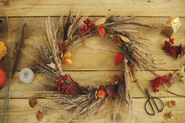 Stylish Autumn Wreath Rustic Table Flat Lay Rustic Autumn Wreath — Stock Photo, Image