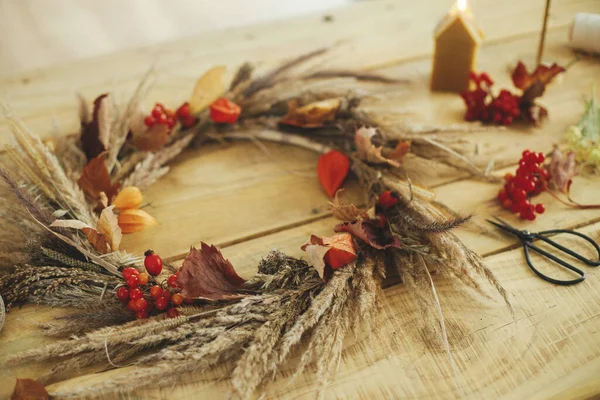 Stilvoller Herbstkranz Auf Rustikalem Tisch Rustikaler Herbstkranz Mit Getrocknetem Gras — Stockfoto