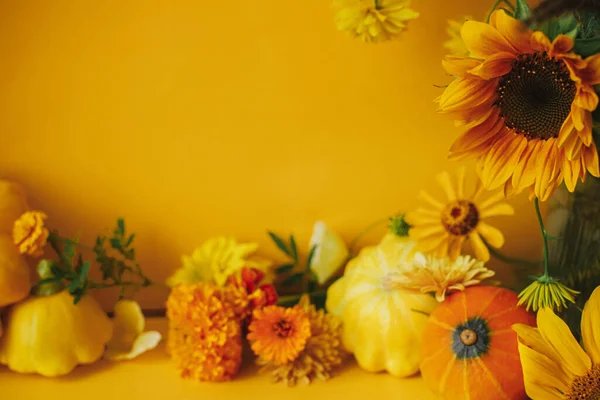 Happy Thanksgiving Colorful Flowers Pumpkin Pattypan Squash Composition Yellow Background — Stockfoto