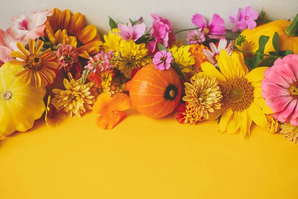 Herbstbanner Bunte Herbstblumen Kürbisse Pattypan Kürbisse Auf Gelbem Hintergrund Alles — Stockfoto
