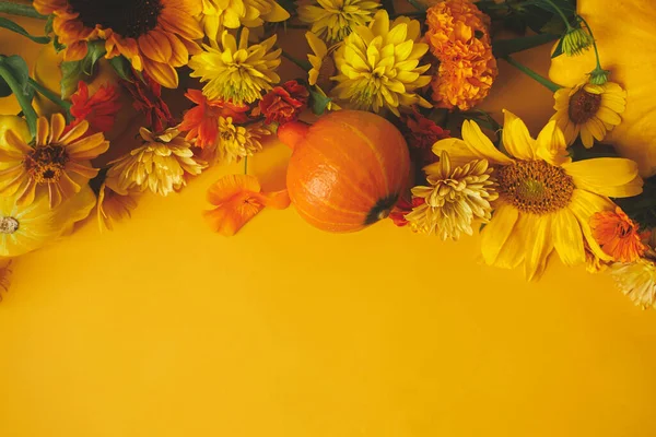 Stylish Autumn Flat Lay Colorful Autumn Flowers Pumpkins Pattypan Squashes — Stockfoto