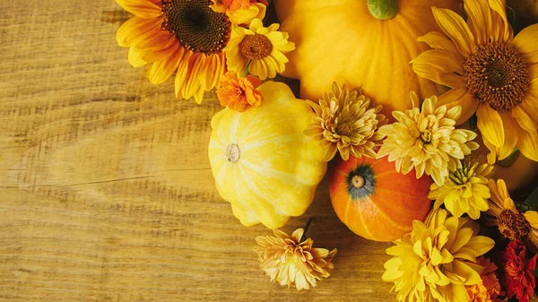 Autumn Rustic Banner Colorful Autumn Flowers Pumpkins Pattypan Squashes Wooden — Stockfoto