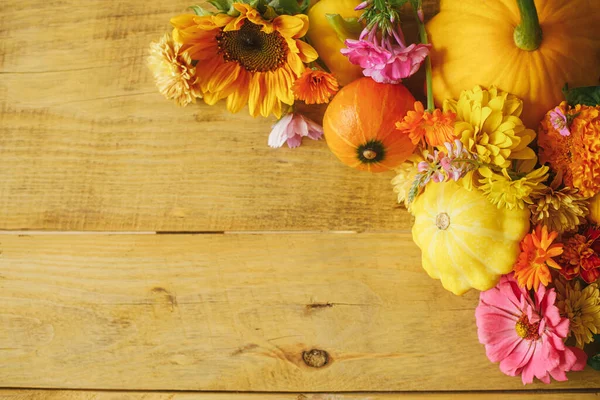 Happy Thanksgiving Colorful Autumn Flat Lay Flowers Pumpkins Pattypan Squashes — Stockfoto