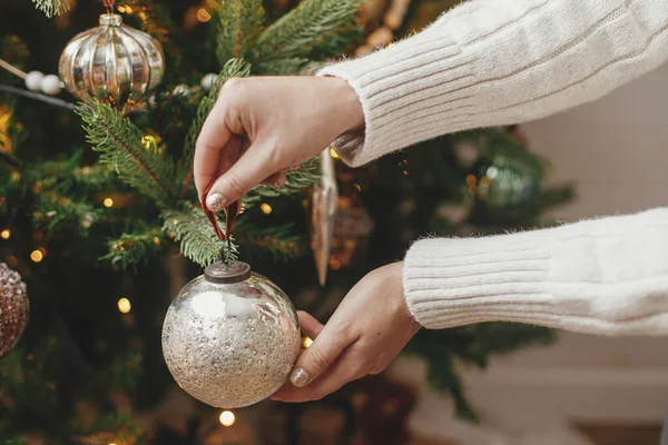 Hände Schmücken Den Weihnachtsbaum Mit Stilvollen Christbaumkugeln Stimmungsvollen Festsaal Frohe — Stockfoto