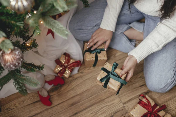 Жінка Дарує Різдвяні Подарунки Під Кришталевим Деревом Святковій Прикрашеній Кімнаті — стокове фото